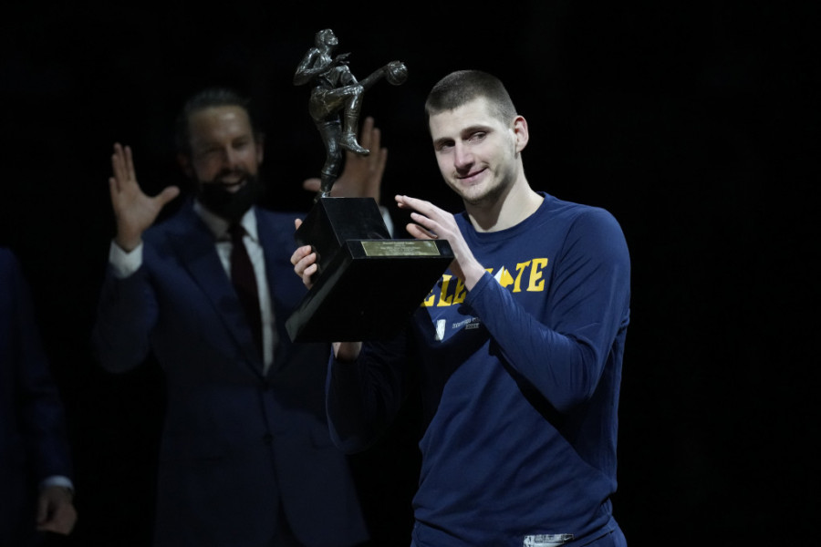 Nikola Jokić s MVP nagradom