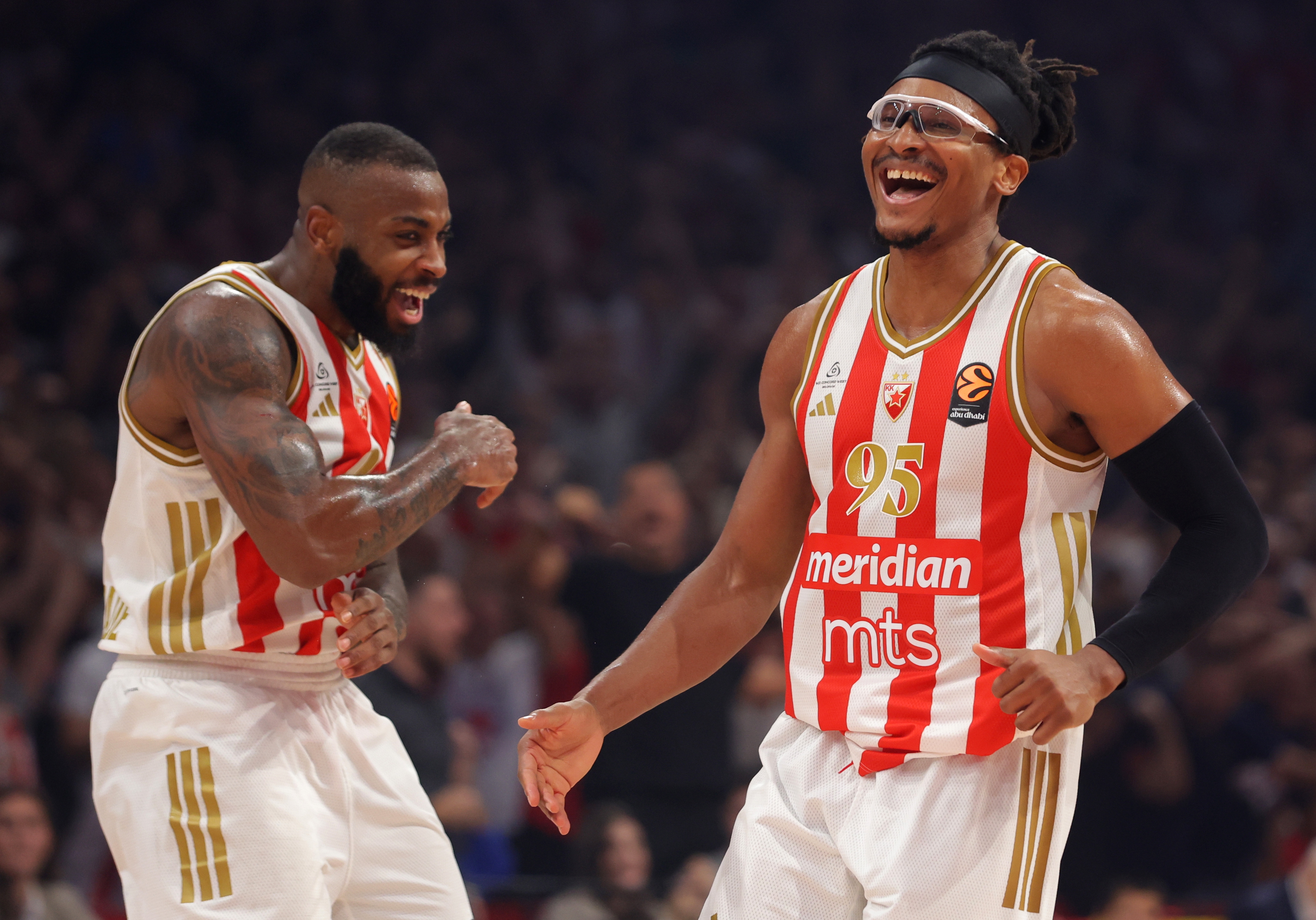 ZVEZDA PROMARŠIRALA KROZ ISTANBUL Crveno-beli zgromili Efes i skinuli kletvu
