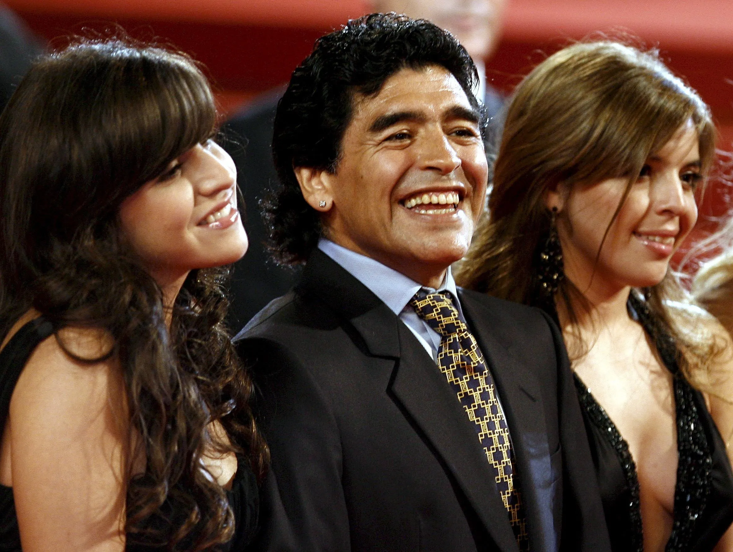 Dijego Maradona s ćerkama Đaninom i Dalmom Dijego Maradona s ćerkama Đaninom i Dalmom