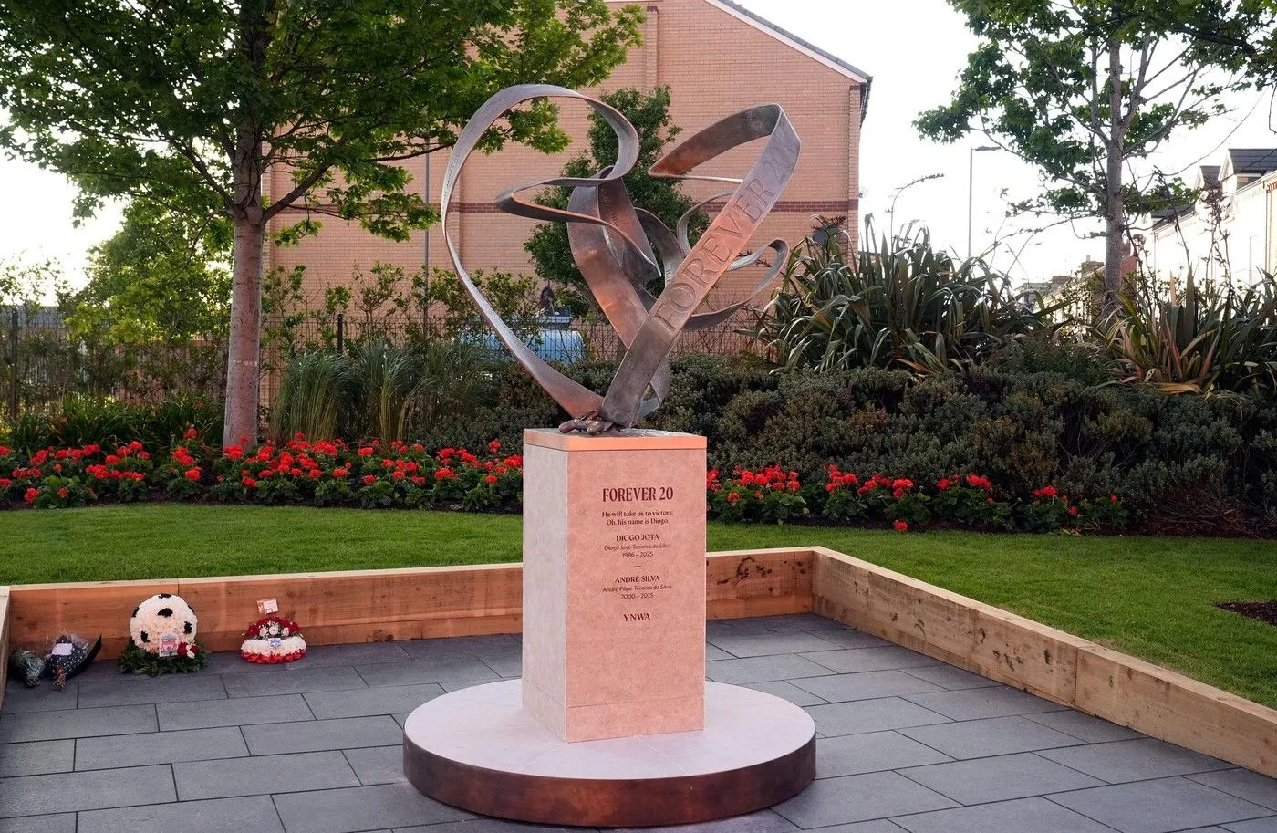 Spomenik Žoti u Liverpulu Spomenik Žoti u Liverpulu