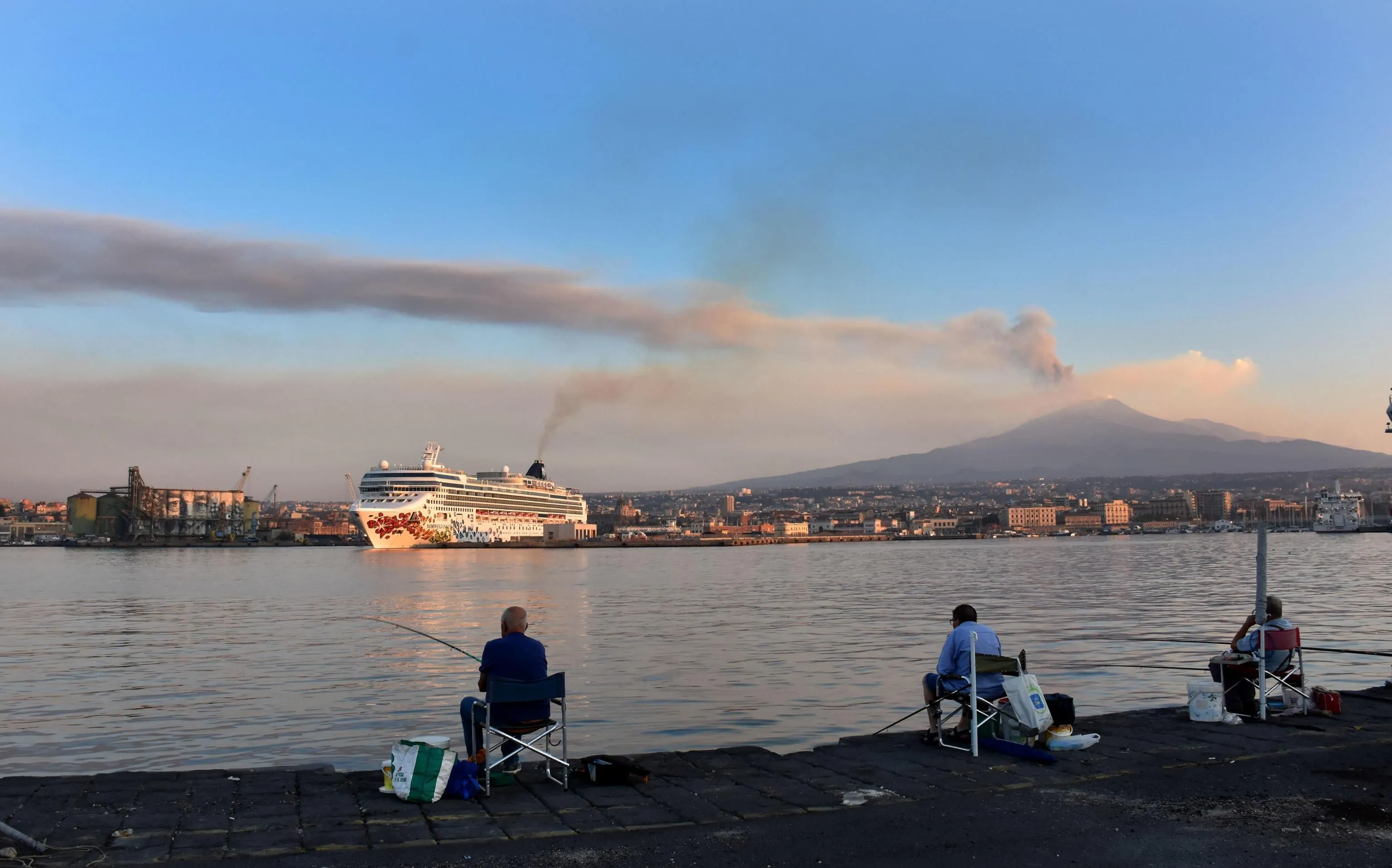 Vulkan Etna iznad Katanije Vulkan Etna iznad Katanije