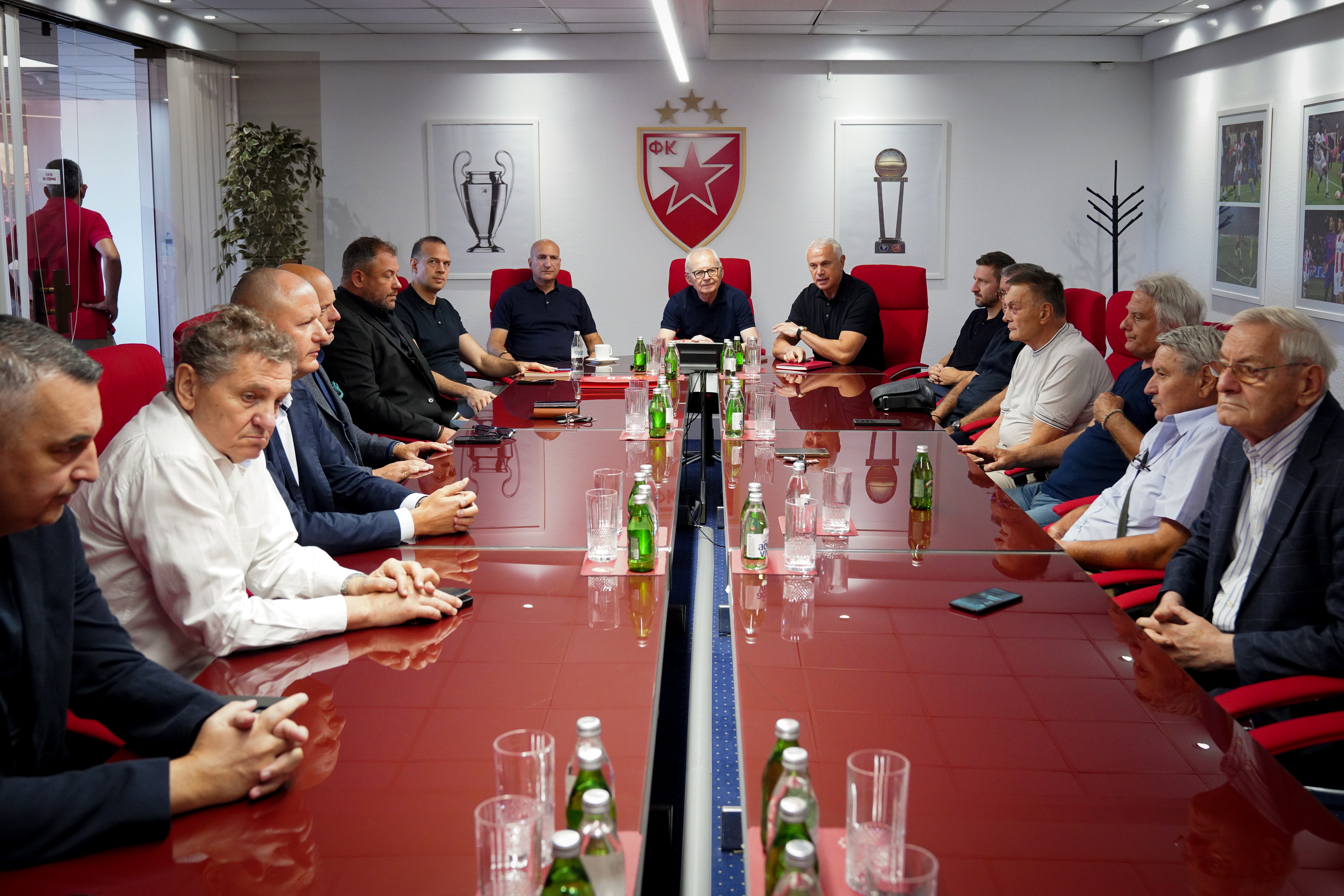 Vanredna sednica Upravnog odbora FK Crvena zvezda Vanredna sednica Upravnog odbora FK Crvena zvezda