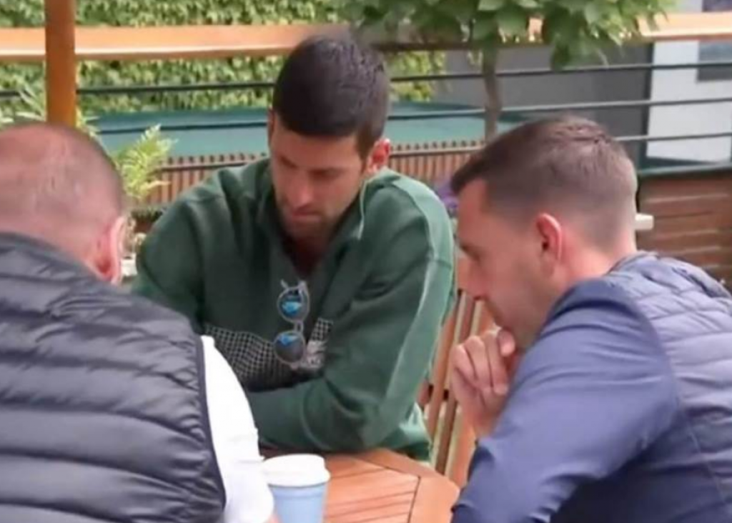 ŠTA TO RADI ĐOKOVIĆ PRED MEČ? Ozbiljna lica i nadmudrivanje - Noletova društvena igra bacila je Engleze u rebus (VIDEO)