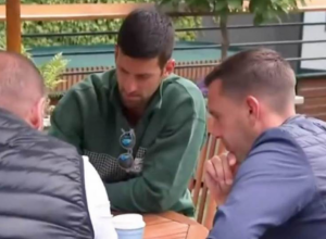 ŠTA TO RADI ĐOKOVIĆ PRED MEČ? Ozbiljna lica i nadmudrivanje - Noletova društvena igra bacila je Engleze u rebus (VIDEO)