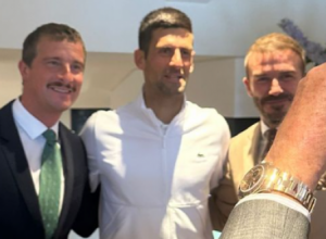 LEGENDARNI VODITELJ U NOVAKOVOM DRUŠTVU Pohvalio se fotografijom sa Đokovićem, pa Srbinu poslao moćnu poruku
