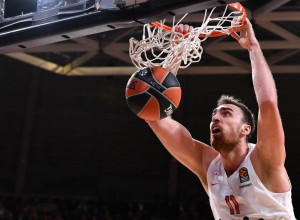 JEZIVA POVREDA NIKOLE MILUTINOVA Srbina izneli sa terena, stradao zbog nepažnje saigrača (VIDEO)