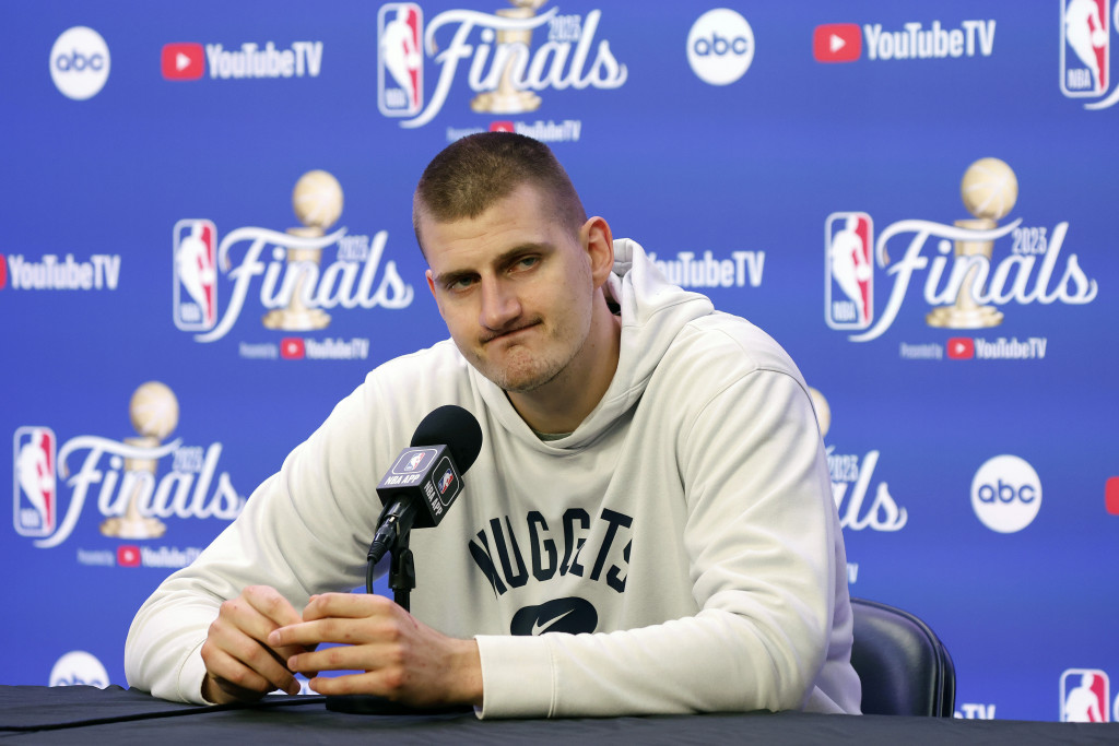 JOKIĆ SA DVE REČI NASMEJAO ČITAVU AMERIKU Nikola u svom stilu odgovorio na pitanje novinara, hit snimak o kom se priča (VIDEO)