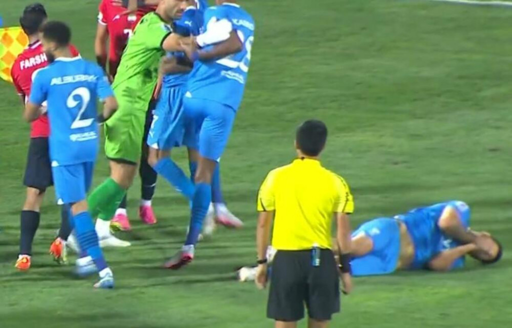 MITROVIĆ DAO GOL, PA ZAVRŠIO NA ZEMLJI POSLE UDARCA U GLAVU Opšta tuča u Ligi šampiona, Srbin izvukao deblji kraj (VIDEO)