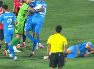 MITROVIĆ DAO GOL, PA ZAVRŠIO NA ZEMLJI POSLE UDARCA U GLAVU Opšta tuča u Ligi šampiona, Srbin izvukao deblji kraj (VIDEO)