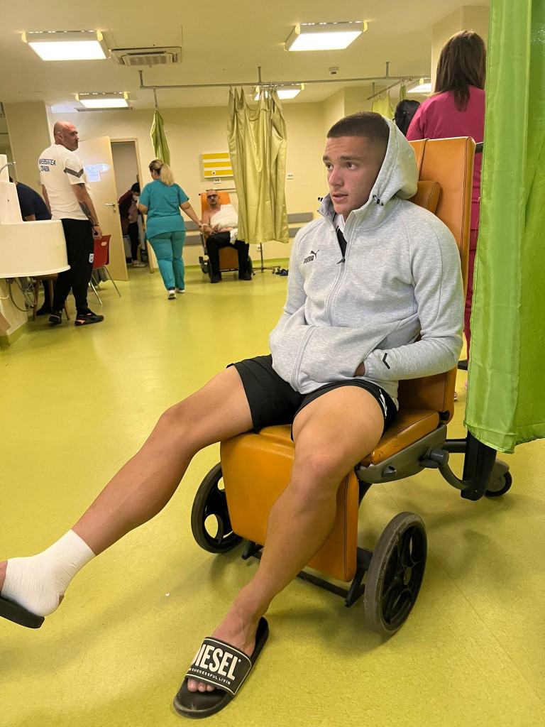 DAO GOL, PA ZAVRŠIO U URGENTNOM CENTRU Fudbaler Partizana hitno prebačen u bolnicu