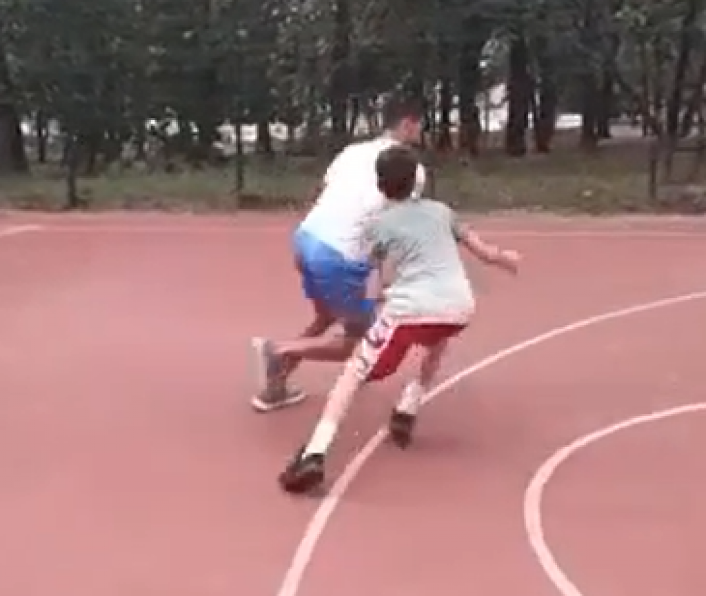 VELIKI ČOVEK NOVAK Nije se promenio i nikad neće: Odradio trening, pa odigrao basket sa klincem (VIDEO)