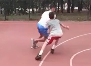 VELIKI ČOVEK NOVAK Nije se promenio i nikad neće: Odradio trening, pa odigrao basket sa klincem (VIDEO)