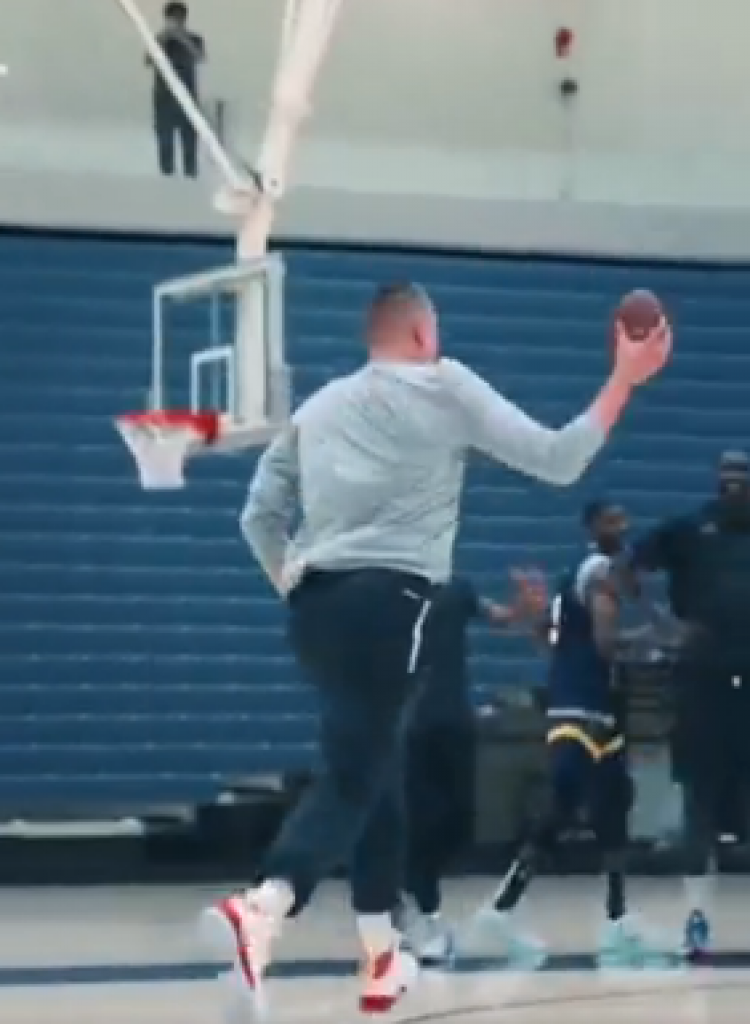 NIJE SAMO KOŠARKA Nikola Jokić pokazao talenat za američki fudbal (VIDEO)