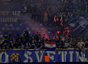 HRVATI OPET DIVLJAJU Žestoka tuča navijača Dinama i Hajduka, kamere sve zabeležile (VIDEO)