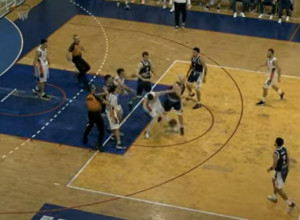 HAOS NA UTAKMICI U PANČEVU Sevale pesnike, potukli se košarkaši Tamiša i Čačka (VIDEO)