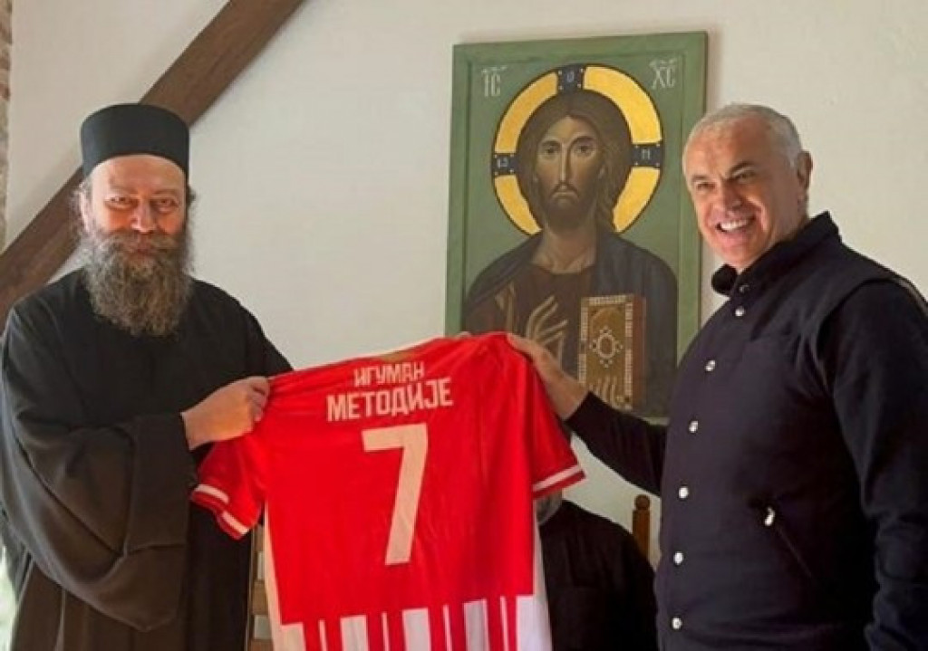 ZVEZDA POSETILA HILANDAR Delegacija crveno-belih uručila poklon igumanu Metodiju