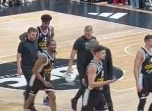 NAVIJAČI PARTIZANA MOGU DA ODAHNU Panter se posle pada i povrede vratio na parket (VIDEO)