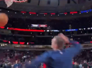 KUCANJE IZA LEĐA Air Jokić (VIDEO)