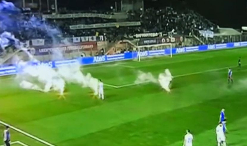 NIKAD BOSNA, NIKOM BOSNA NEĆE ROBOVATI Napravili haos: BH Fanatikosi bakljadom prekinuli meč u Lihtenštajnu