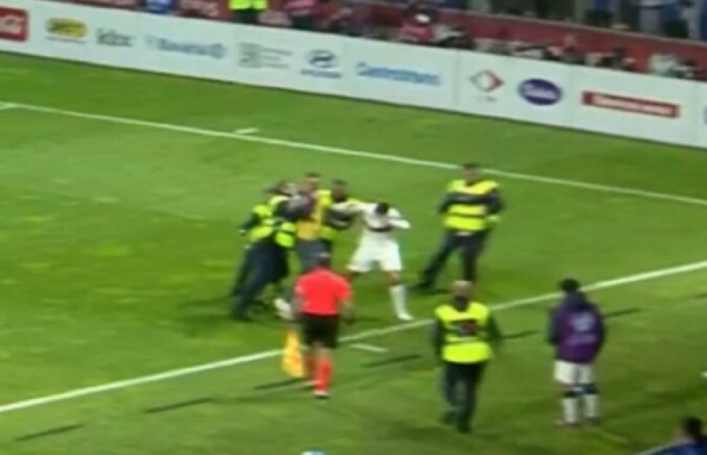 HAOS U ZENICI Navijač upao na teren i napao Ronalda (VIDEO)