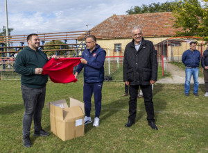 Dodeljeni paketi sportske opreme fudbalskim klubovima sa teritorije grada Subotice