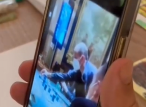 STRAŠAN SKANDAL Šok snimak: Vlahovićev trener snimljen kako igra rulet, za veče uzeo nestvarnu sumu (VIDEO)