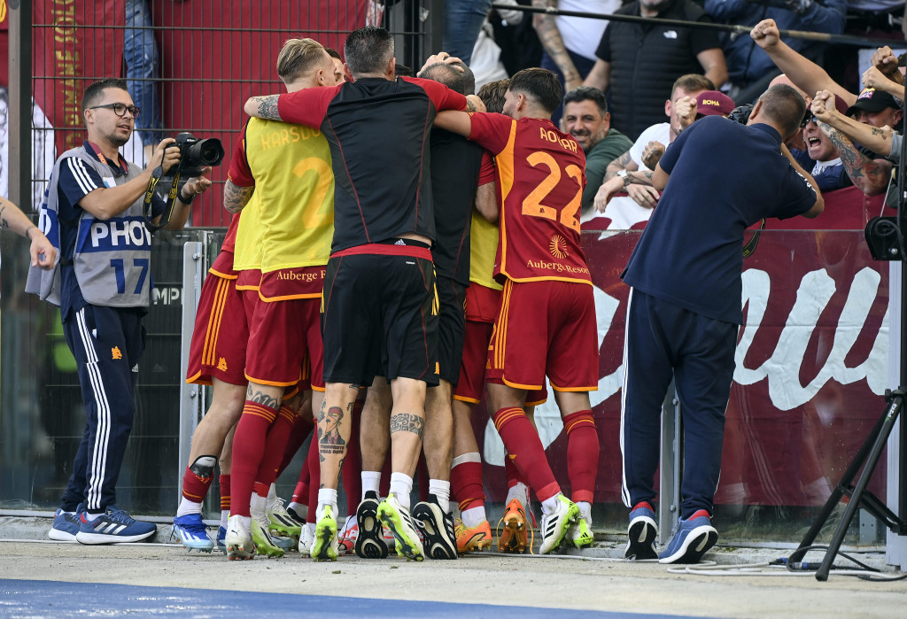 NAVIJAČI ROME SE PONOVO OBRUKALI Zastave i transparenti završili na protivničkoj tribini