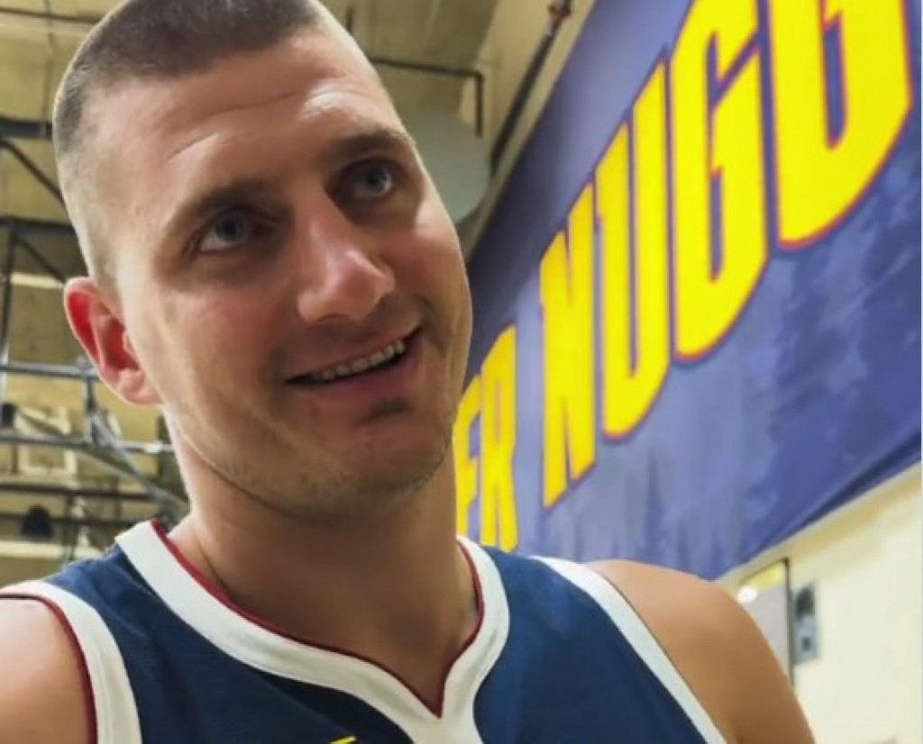 KAKO IH JE SAMO ISPRAŠIO Jokić hteo da se rukuje, ali je Lebron odmah pobegao sa parketa (VIDEO)