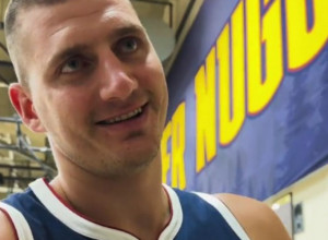 KAKO IH JE SAMO ISPRAŠIO Jokić hteo da se rukuje, ali je Lebron odmah pobegao sa parketa (VIDEO)