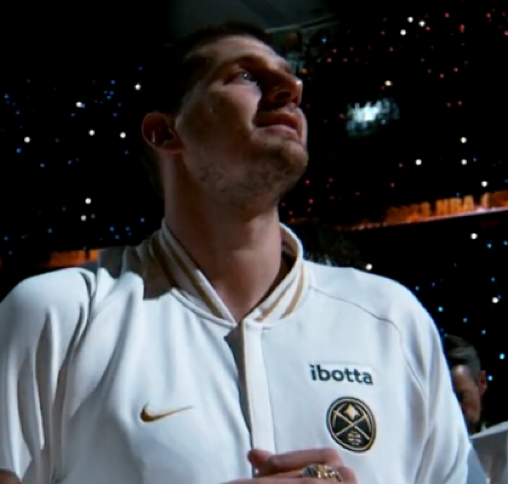 JOKIĆ U SUZAMA Nikola je uvek hladan kao led, ali... Ovoga puta je pogledao gore, i nije mogao da se suzdrži (VIDEO)