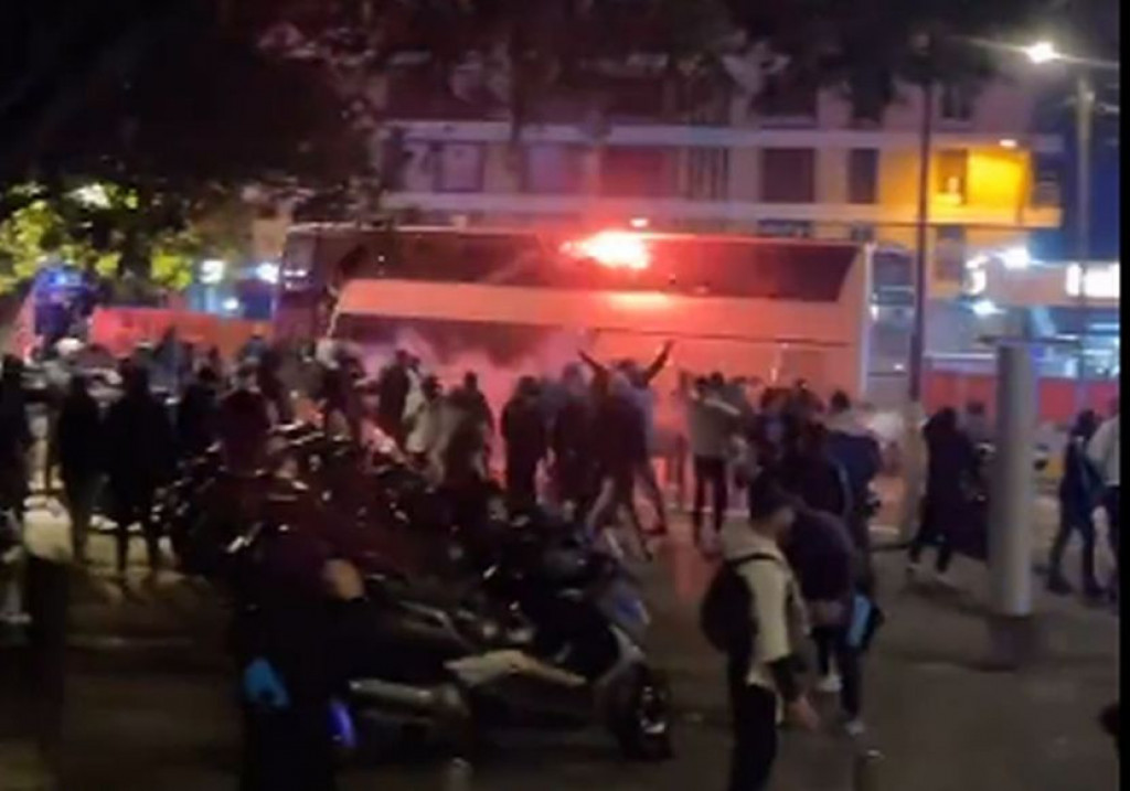 JEZIVE SCENE IZ FRANCUSKE Isplivao snimak napada huligana Marseja na autobus Liona, kamenje i baklje na sve strane (VIDEO)