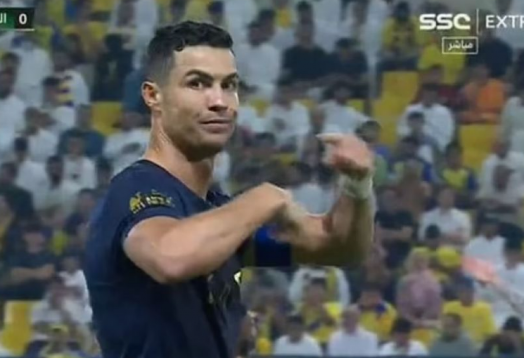 NESTVARNA SCENA Kristijano Ronaldo tražio da se zameni sudija tokom utakmice, navijača ga provocirali (VIDEO)
