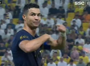 NESTVARNA SCENA Kristijano Ronaldo tražio da se zameni sudija tokom utakmice, navijača ga provocirali (VIDEO)