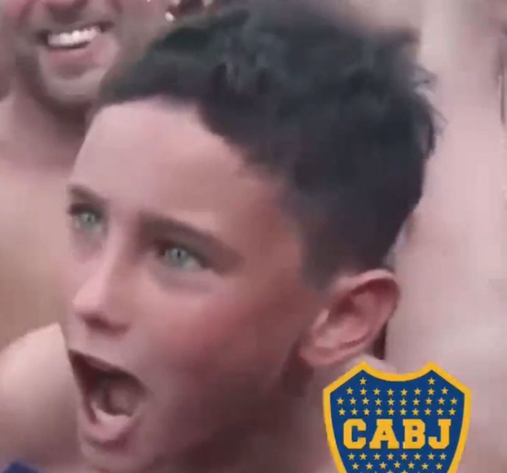 OVDE JE FUDBAL VIŠE OD IGRE Mladi navijač Boke pokazao svima kako se voli klub - odrekao se ličnih stvari samo da dođe na utakmicu (VIDEO)
