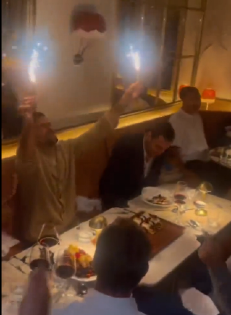 FEŠTA U PARIZU Novak proslavio titulu u najpoznatijem restoranu, pogledajte ko je bio sa njim (VIDEO)