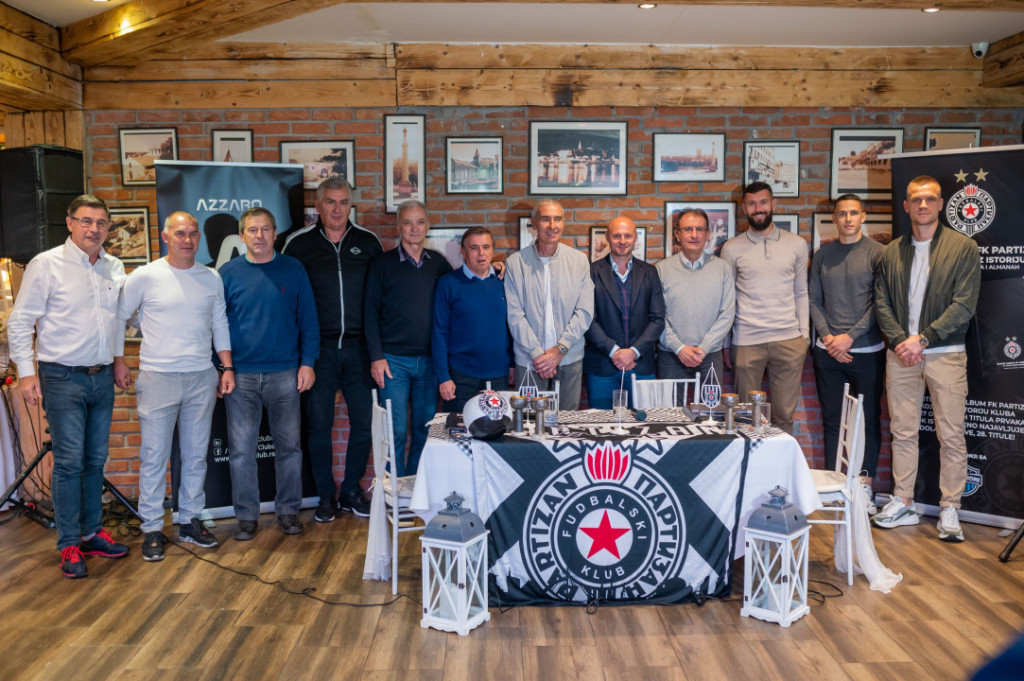 PARTIZAN ODUŠEVIO NAVIJAČE Crno-beli puštaju u prodaju istorijski album sa sličicama koji se zove "27 titula Partizana"