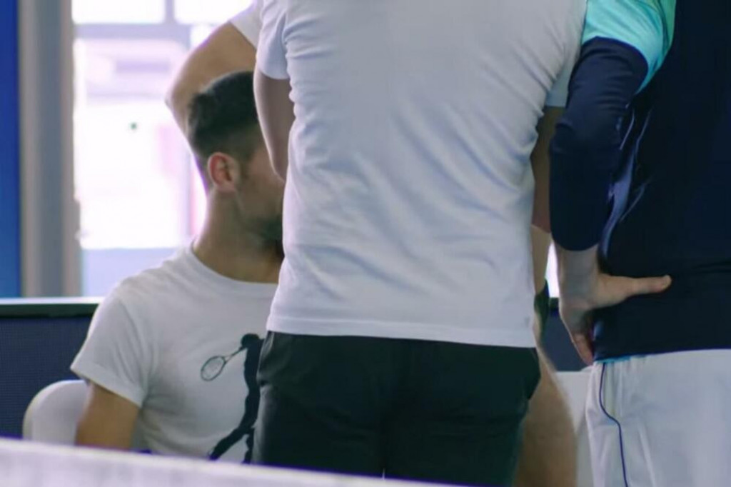 ŠTA JE TO ŠTO NOVAK KRIJE? Đoković i Alkaraz trenirali, a onda su članovi Noletovog tima priredili neobičnu scenu, ima li razloga za brigu? (VIDEO)