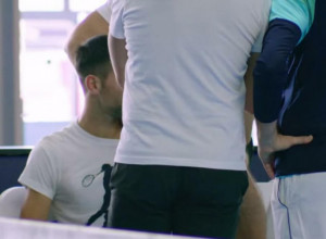 ŠTA JE TO ŠTO NOVAK KRIJE? Đoković i Alkaraz trenirali, a onda su članovi Noletovog tima priredili neobičnu scenu, ima li razloga za brigu? (VIDEO)