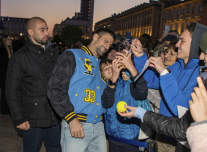 POZNATO JE Evo koliko košta Novakova jakna u kojoj se družio sa navijačima (FOTO)