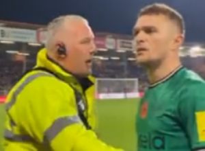PAO MU MRAK NA OČI Kapiten Njukasla pobesneo i ušao u svađu sa navijačem, reagovao i redar pored terena (VIDEO)