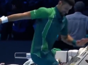 NOVAK SE BAŠ IZNERVIRAO Đoković pobesneo, pa lomio i gazio rekete (VIDEO)
