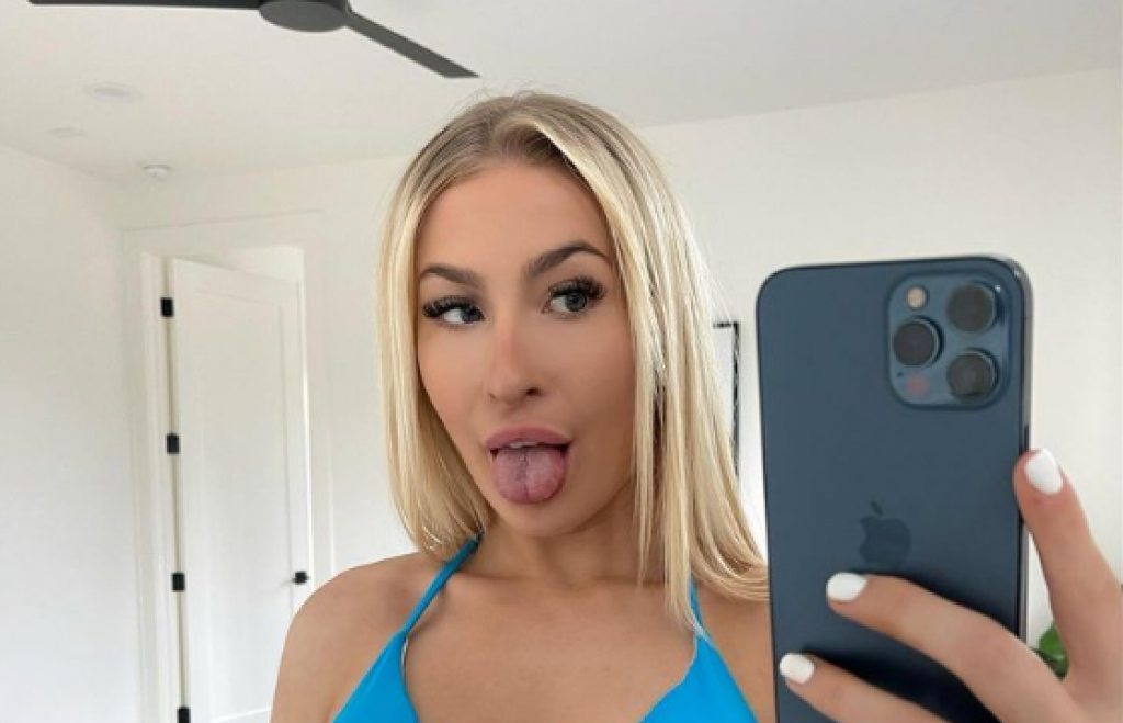 NAVIJAČI ŽESTOKO ISPROZIVALI "ONLYFANS" ZVEZDU Pogledajte šta je obukla na meču Čelsija i Sitija