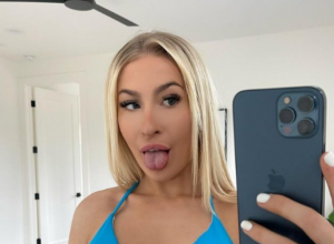NAVIJAČI ŽESTOKO ISPROZIVALI "ONLYFANS" ZVEZDU Pogledajte šta je obukla na meču Čelsija i Sitija