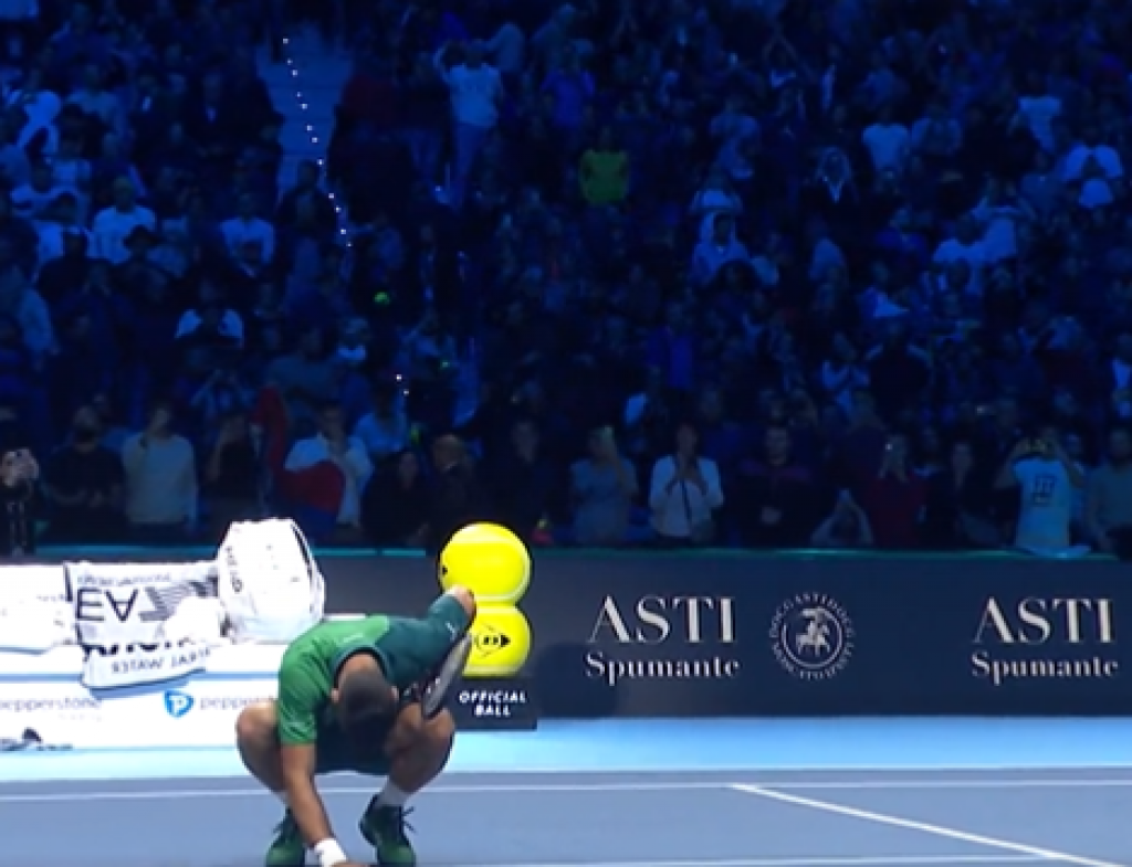 ČISTA EMOCIJA Nole je čučnuo i... Evo koliko sve ovo znači Đokoviću (VIDEO)