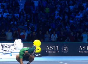 ČISTA EMOCIJA Nole je čučnuo i... Evo koliko sve ovo znači Đokoviću (VIDEO)