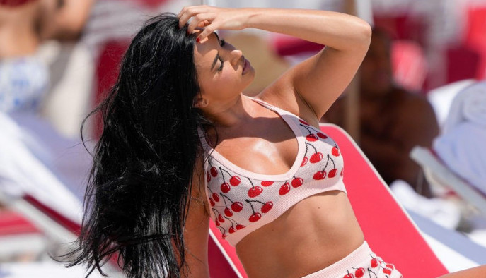 GRUDI NA IZVOLTE Fatalna navijačica provocirala na plaži, pa zaplesala, a dekolte - puca!