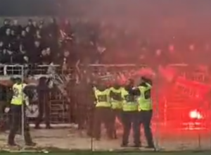 NEREDI NA MOSTARSKOM DERBIJU Navijači Zrinjskog pravili haos, a onda se sukobili sa policijom (VIDEO)