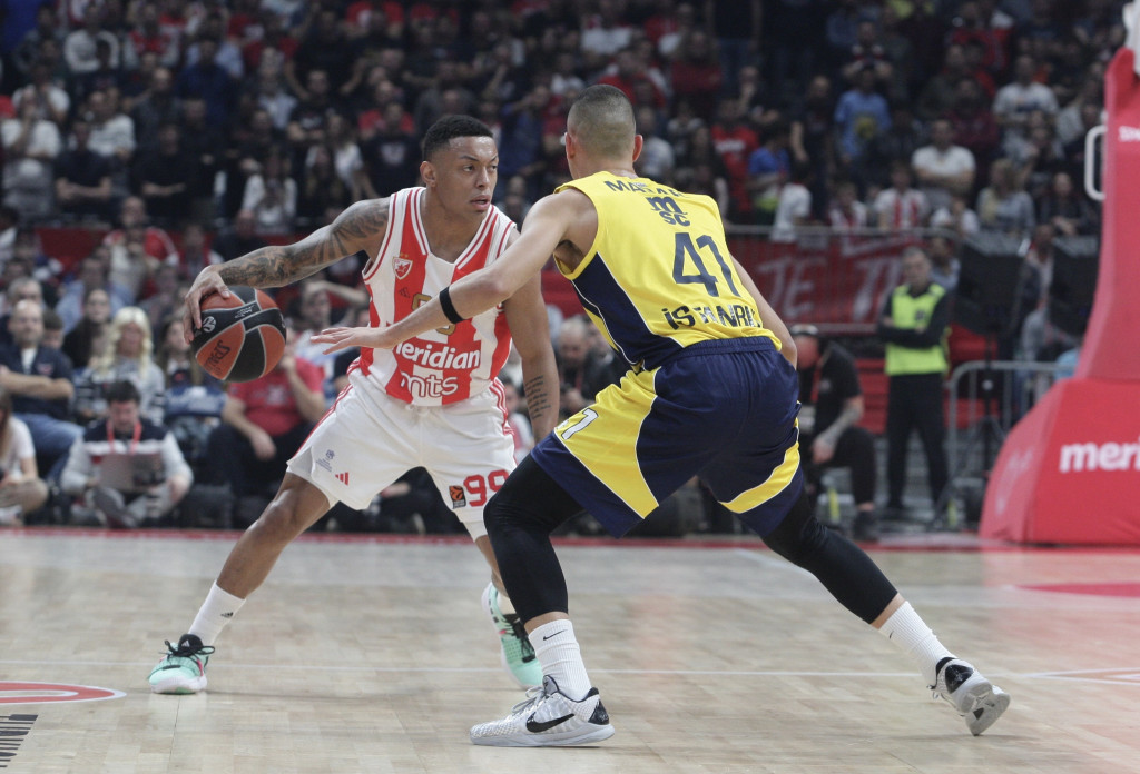 ZVEZDA RAZBILA FENER Crveno-beli na krilima navijača naneli Itudisu treći poraz, brinu povrede Nejpira i Jaga