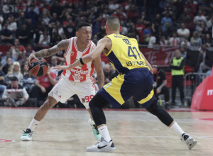 ZVEZDA RAZBILA FENER Crveno-beli na krilima navijača naneli Itudisu treći poraz, brinu povrede Nejpira i Jaga