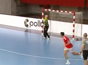 POSTIGNUT NAJBIZARNIJI GOL SEZONE Lopta pogodila prečku pa golmana u glavu, ovo će se prepričavati (VIDEO)